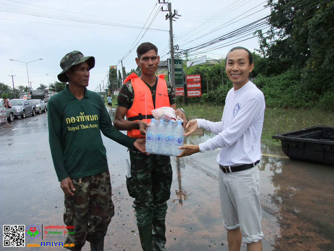 ท่านรองประธาน มูลนิธิศรีแก้วอริยะ นำคณะเจ้าหน้าที่ลงพื้นที่ ช่วยเหลือผู้ประสบภัยน้ำท่วม จ.สุรินทร์ ปี 2556